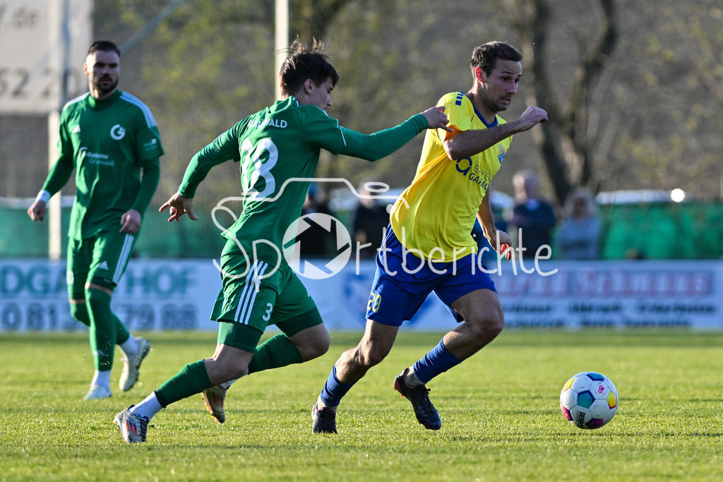 FC Pipinsried - TSV Grünwald | im Duell David LUCKSCH (TSV Gruenwald 38) und Fabian BENKO (FCP #20) / Zweiampf / Bayernliga Sued: FC Pipinsried - TSV Gruenwald, Kuechenstadel Arena am 11.04.2025