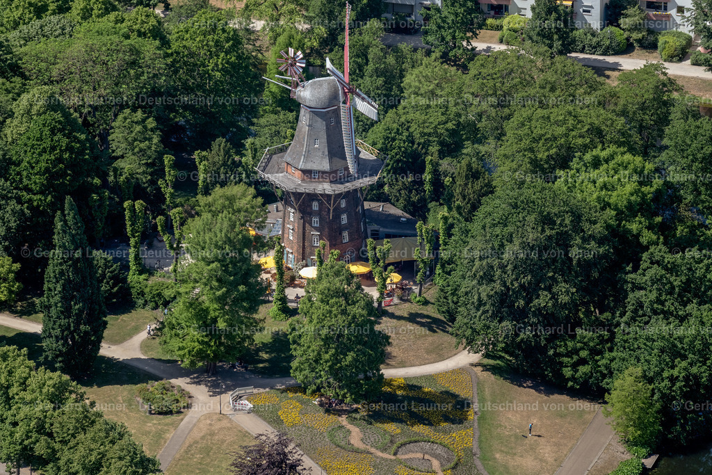 4029820 | BREMEN 01.06.2020 Tische und Sitzbänke der Freiluft- Gaststätten " Kaffeemühle " an der Straße Am Wall im Ortsteil Altstadt in Bremen, Deutschland. Weiterführende Informationen bei: Kaffee Mühle Gastronomie GmbH. // Tables and benches of open-air restaurants " Kaffeemuehle " on street Am Wall in the district Altstadt in Bremen, Germany. Further information at: Kaffee Muehle Gastronomie GmbH. Foto: Gerhard Launer