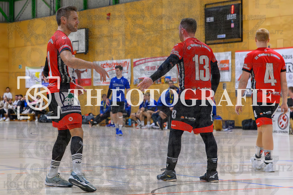 GER, SG Maulburg/Steinen - HSV Schopfheim, Handball, Landesliga, 4. Spieltag, Saison 2023/2024, 14.10.2023 | Jakob Tiedtke (SG Maulburg/Steinen, #08), Andre Leuchtmann (SG Maulburg/Steinen, #13), Jannick Eichin (SG Maulburg/Steinen, #04)

GER, SG Maulburg/Steinen - HSV Schopfheim, Handball, Landesliga, 4. Spieltag, Saison 2023/2024, 14.10.2023

Foto: TH Fotografie/Thomas Hess