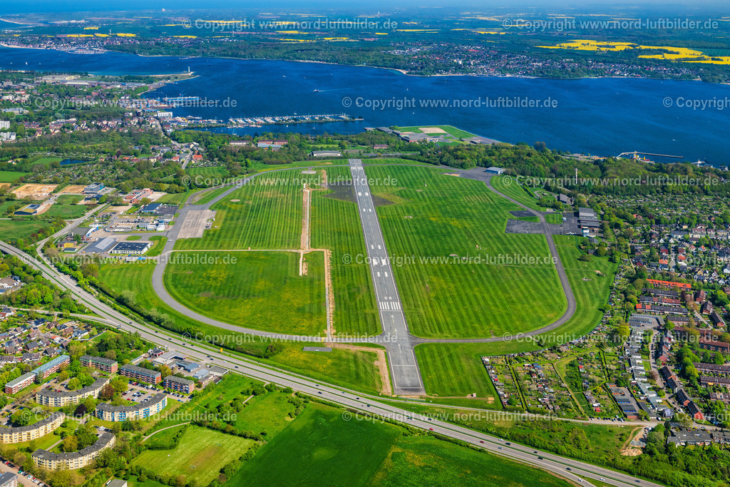 Kiel_FlugplatzELS_6110010524 | KIEL 01.05.2024 Start- und Landebahnen mit Rollwegen Hangaranlagen und Terminals auf dem Gelände des Flughafen an der Boelckestraße Holtenau in Kiel im Bundesland Schleswig-Holstein. // Runway with hangar taxiways and terminals on the grounds of the airport in Kiel in the state Schleswig-Holstein. Foto: Martin Elsen
