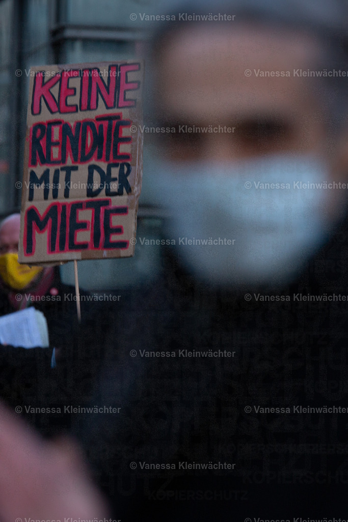201120 StopHeimstaden MindSpace-25 | Mit Musik und einer "Wall of shame" aus Umzugskartons fordern Mieter*innen der von Heimstaden gekauften Häuser am 20.11.2020 vorm Büro des Schwedischen Immobilien-Investors die Ausübung des städtischen Vorkaufsrechts. - Realisiert mit Pictrs.com