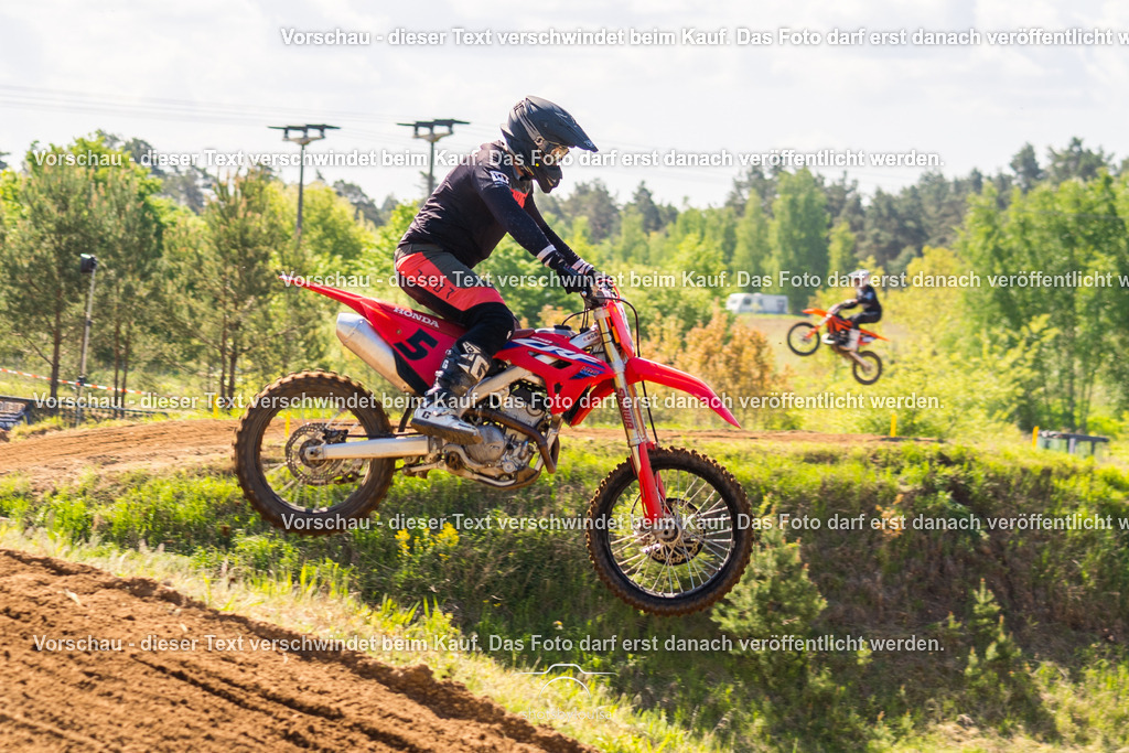 20260517_Templin-6003 | Sportfotografin aus Berlin-Brandenburg mit Fokus auf Motocross. Ich halte deine sportliche Leistung und echte Emotionen auf und neben der Strecke professionell fest. Entdecke die Fotos von deinem Rennen und bestelle sie direkt hier im Shop.