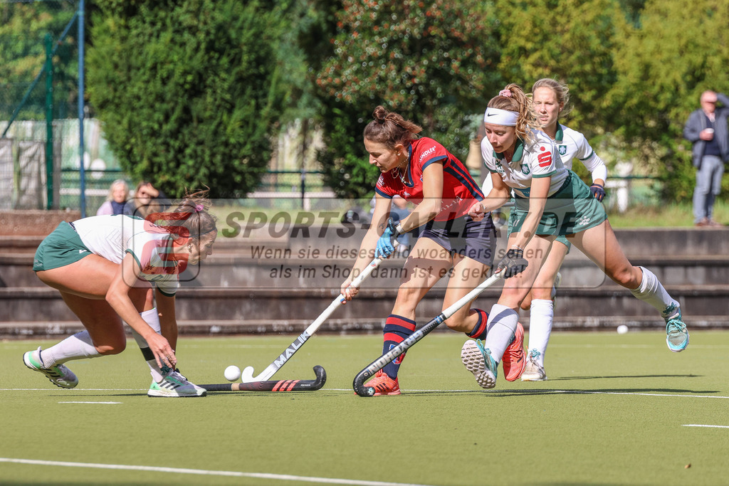 MJ_2022-09-25_HTCU-BHC-18 | Benedetta Wenzel (Berliner HC #21), Melanie Terber (Uhlenhorst Mülheim #22) &amp; Charlotte von Hülsen (Uhlenhorst Mülheim #11), Uhlenhorst Mülheim - Berliner HC am 25.9.2022 im Waldstadion, Mülheim a. d. Ruhr