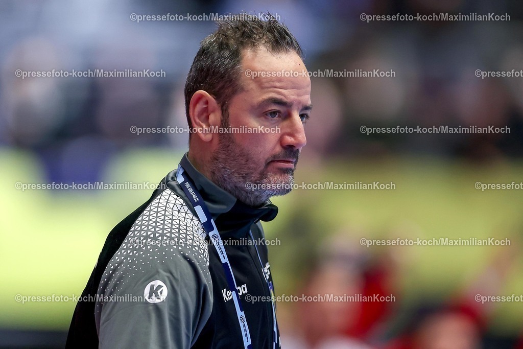 EHF19012601081 | 19.01.2026, Handball, Men's EHF EURO 2026, Österreich - Serbien, Jyske Bank Boxen in Herning, Dänemark, Preliminary Round:  Headcoach Iker Romero Fernandez (Austria #hc) gestikulierend am Spielfeldrand  