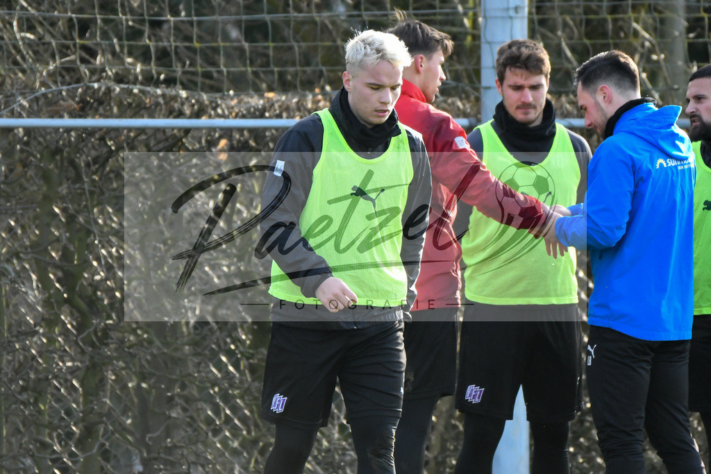 20200215_TRAOSN_0030 | Fussball, Herren: Niklas Schmidt (VfL Osnabrueck) schaut waehrend der Trainingseinheit des VfL Osnabrueck im Sportpark Illoshoehe am 15.02.2020 in Osnabrueck, Deutschland. - Realisiert mit Pictrs.com