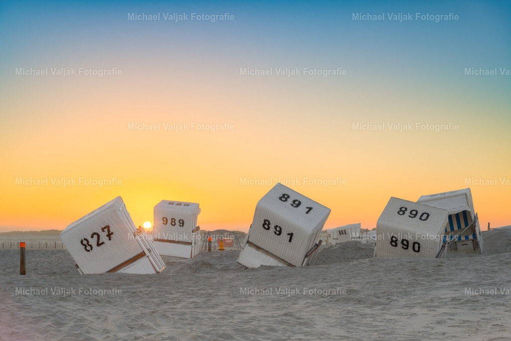 Strandkorb-Chaos in Sankt Peter-Ording | Nach stürmischem und regnerischem Wetter herrscht ein ziemliches Durcheinander bei den Strandkörben in Sankt Peter-Ording.  - Realisiert mit Pictrs.com