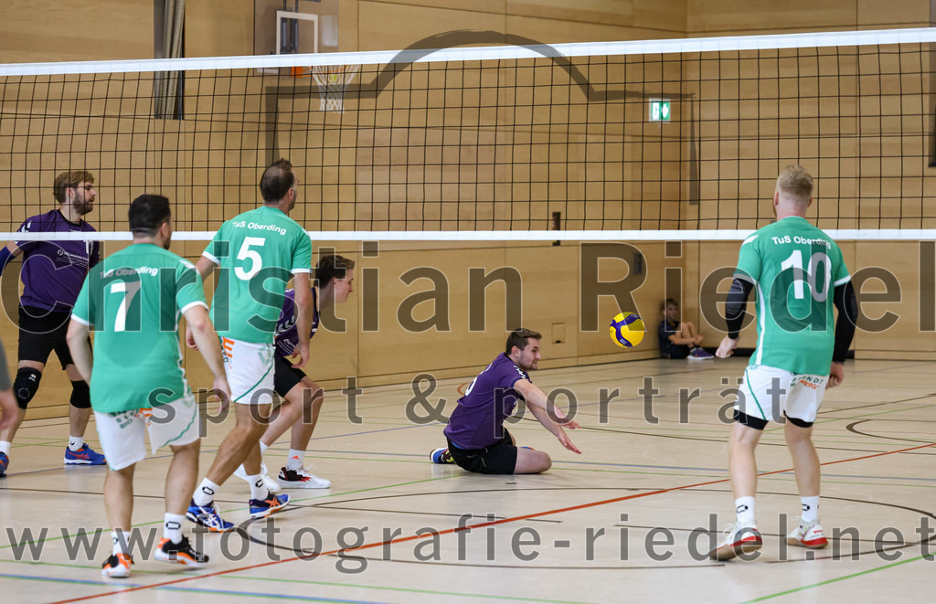 2022-11-12_112_TuS_Oberding_gegen_SC_Freising_II | Oberding, Deutschland, 12.11.2022:
Volleyball, Bezirksliga Ost 2022 / 2023, 7. Spieltag, TuS Oberding gegen MTV Pfaffenhofen II, Endergebnis: 3:2

Christian Sieracki (TuS Oberding, #7), Andre Paul (TuS Oberding, #5), Jakob Eibes (SC Freising, #6), Benedikt Lösch (TuS Oberding, #10)

Foto: Christian Riedel / fotografie-riedel.net