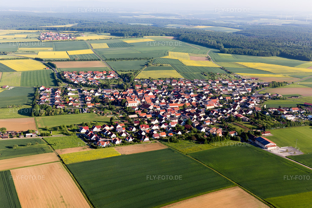 Luftbild: Ortsansicht von Südosten im Ortsteil Hesselbach in Üchtelhausen im Bundesland Bayern in Deutschland. Foto: IMG_100002.jpg vom 26.05.2017 durch Werner Riehm/FLY-FOTO.de