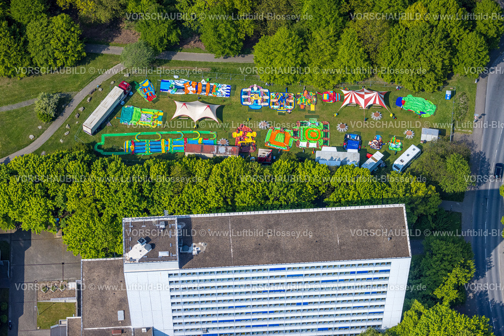 Dortmund220500459 | Luftbild, Festplatz und Hüpfburgen auf der Rasenfläche über dem Tunnel Wambel am Finanzamt Dortmund-Ost, Wambel, Dortmund, Ruhrgebiet, Nordrhein-Westfalen, Deutschland