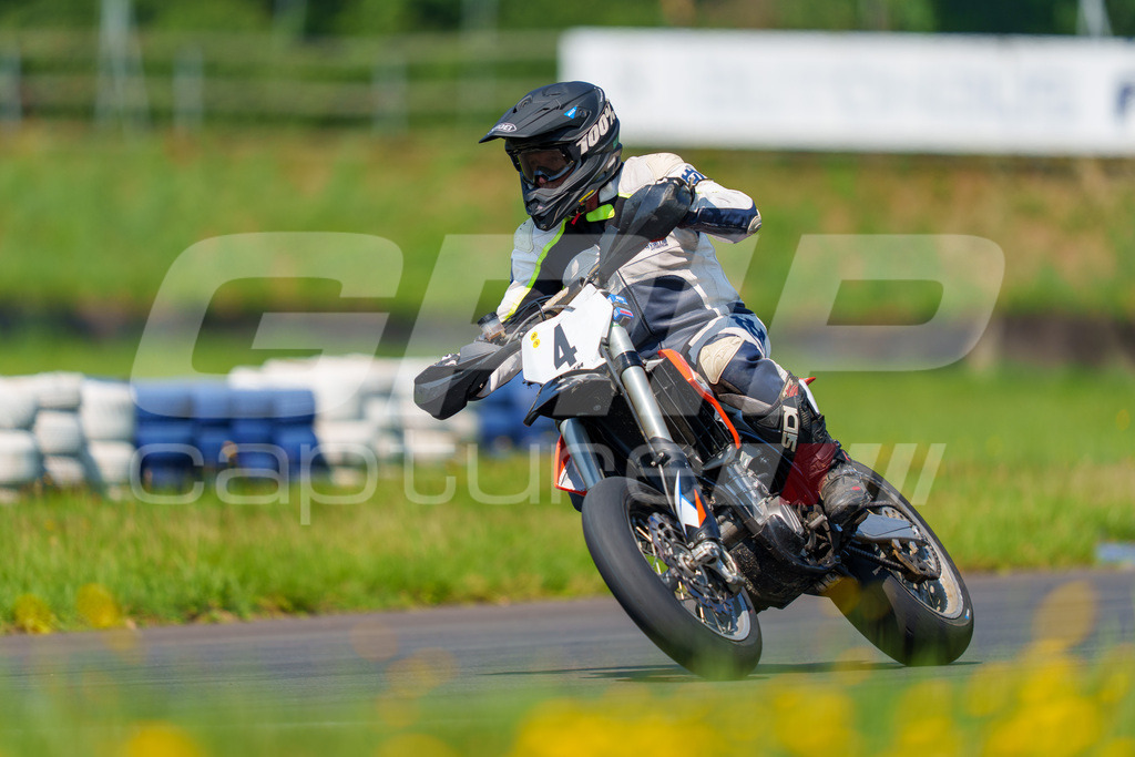 G-Cup + Supermoto Staatsmeisterschaft + Hungarian Supermoto Championship | GRIPcapture steht für authentische Sportfotografie in Österreich – für Momente, die mehr sind als Geschwindigkeit oder Ergebnis. Es geht um Emotion, Spannung, Fokus und den Augenblick, der oft nur einen Wimpernschlag dauert.Ob Motorsport, Teamsport oder 