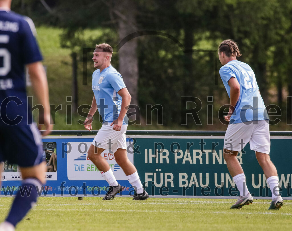 2023-08-26_052_FC_Langengeisling_gegen_TuS_Raubling | Erding, Deutschland, 26.08.2023:
Fußball, Bezirksliga Oberbayern Ost 2023 / 2024, 6. Spieltag, FC Langengeisling gegen TuS Raubling, Endergebnis: 2:0

Jubel nach dem 1:0 durch David Riederle (FC Langengeisling, #14), Maximilian Birnbeck (FC Langengeisling, #27)

Foto: Christian Riedel / fotografie-riedel.net