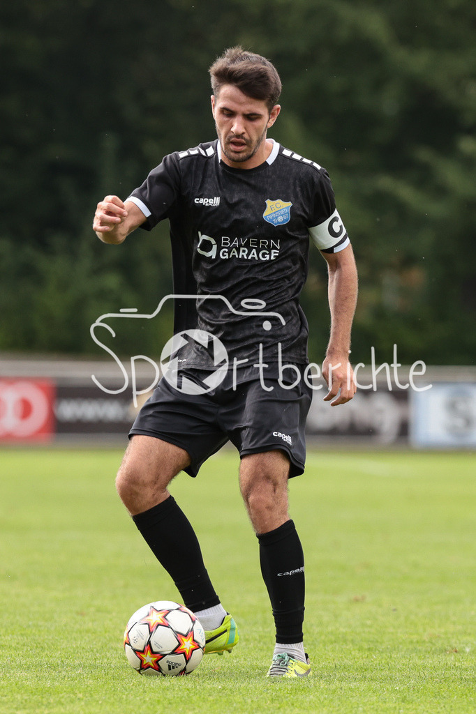 TSV 1861 Nördlingen - FC Pipinsried | am BAll Benedikt LOBENHOFER (FCP #25) / Freisteller / Einzelfoto