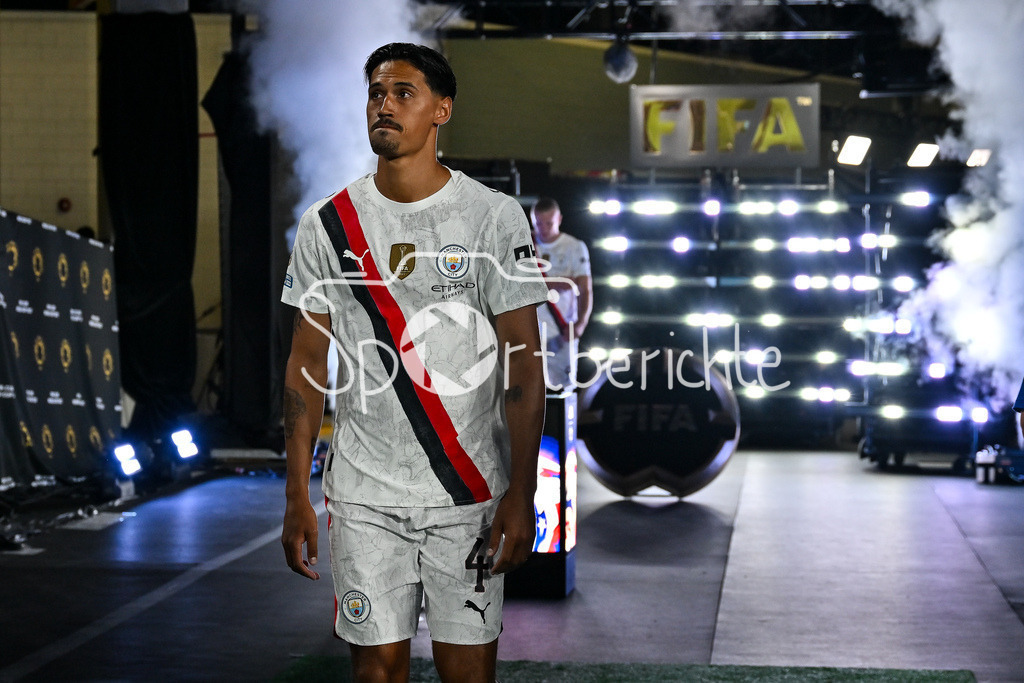 Manchester City - Al-Hilal SFC | im Bild Tijjani REIJNDERS (Manchester City 4) auf dem Weg zum Spielfeld / Einzelfoto / Freisteller / FIFA Club World Cup: Manchester City - Al-Hilal SFC, Camping World Stadium am 30.06.2025 / NOT FOR SALE IN USA