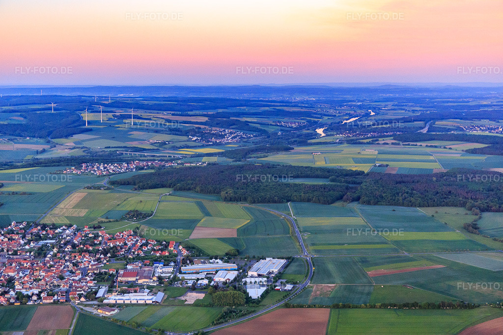 Luftbild: Ortsansicht von Osten in Gochsheim im Bundesland Bayern in Deutschland. Foto: IMG_079222.jpg vom 15.05.2015 durch Werner Riehm/FLY-FOTO.de