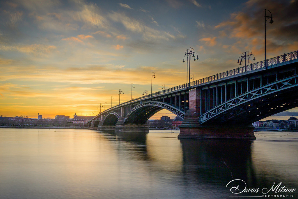Die Theodor-Heuss-Brücke beim Sonnenuntergang  | Die Theodor-Heuss-Brücke beim Sonnenuntergang