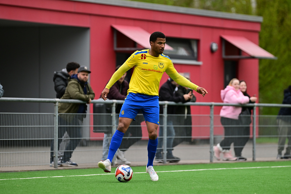 Fußball I Herren I Saison 2024-2025 I Kreisliga I 28. Spieltag I FTSV Altenwerder II - Buxtehuder SV | Moibi Patrice Allagbe (6, Buxtehuder SV) - Realisiert mit Pictrs.com