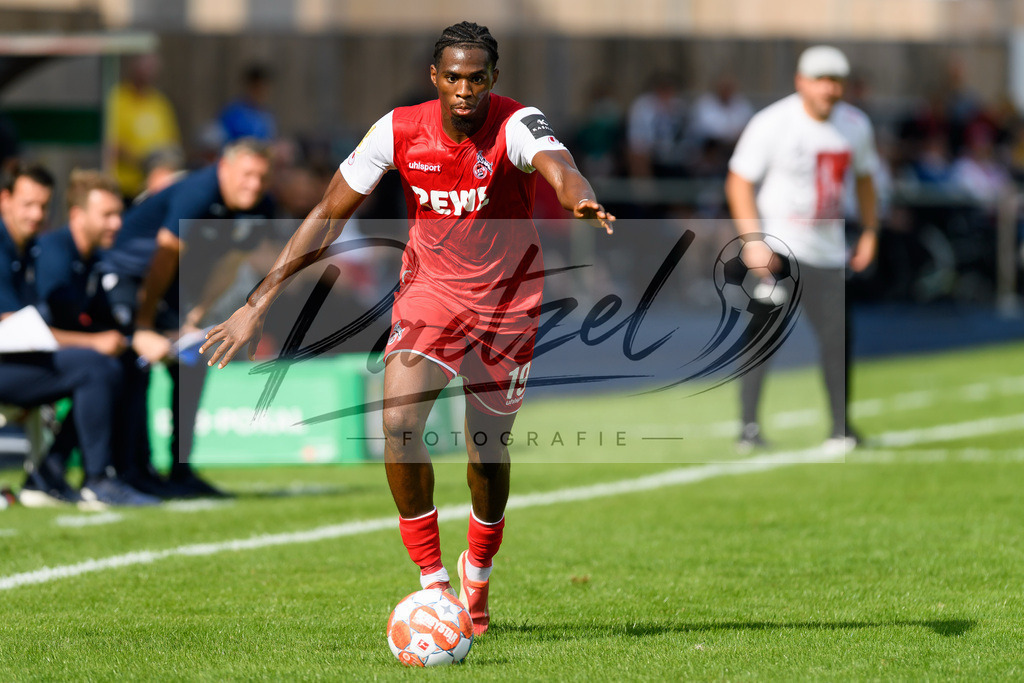 JENKOE20210808_271 | Fussball, Herren: Kingsley Ehizibue (1. FC Koeln) in Aktion, am Ball, Einzelaktion beim Spiel der 1. Runde im DFB-Pokal zwischen FC Carl Zeiss Jena und 1. FC Koeln im Ernst-Abbe-Sportfeld am 08.08.2021 in Jena, Deutschland.DFB / DFL REGULATIONS PROHIBIT ANY USE OF PHOTOGRAPHS AS IMAGE SEQUENCES AND/OR QUASI-VIDEO. - Realisiert mit Pictrs.com