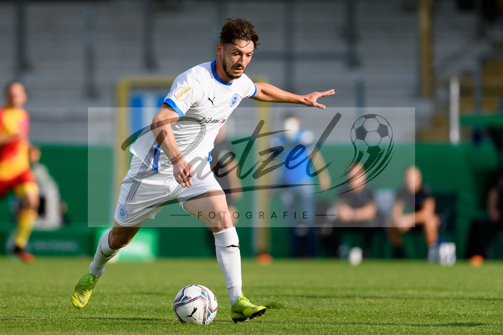LOTKSC20210809_088 | Fussball, Herren: Cedric Euschen (Sportfreunde Lotte) in Aktion, am Ball, Einzelaktion beim Spiel der 1. Runde im DFB-Pokal zwischen SF Lotte und Karlsruher SC im Stadion am Lotter Kreuz am 09.08.2021 in Lotte, Deutschland.DFB / DFL REGULATIONS PROHIBIT ANY USE OF PHOTOGRAPHS AS IMAGE SEQUENCES AND/OR QUASI-VIDEO. - Realisiert mit Pictrs.com