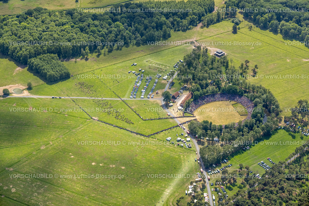 Duelmen220505068MerfelderBruchPferde | Luftbild, Wildpferdefang im Merfelder Bruch bei Dülmen, Arena der Wildpferdebahn, Herzöge von Croÿ Anwesen, Pferdeherde,  Merfeld, Dülmen, Münsterland, Nordrhein-Westfalen, Deutschland