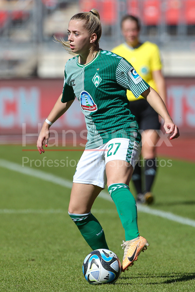 Fussball, Google Pixel Frauen-Bundesliga, 1. FC Nürnberg - SV Werder Bremen | v.li.: Nina Lührßen (SV Werder Bremen, 27) am Ball, Einzelbild, Ganzkörper, Aktion, Action, Spielszene, DIE DFB-RICHTLINIEN UNTERSAGEN JEGLICHE NUTZUNG VON FOTOS ALS SEQUENZBILDER UND/ODER VIDEOÄHNLICHE FOTOSTRECKEN. DFB REGULATIONS PROHIBIT ANY USE OF PHOTOGRAPHS AS IMAGE SEQUENCES AND/OR QUASI-VIDEO.
