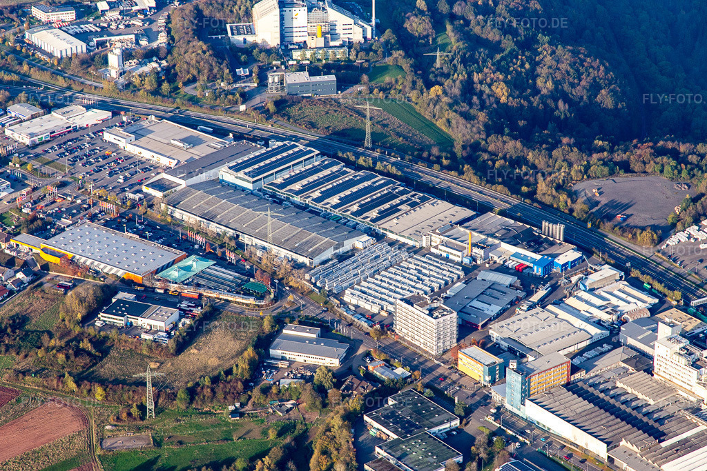 Luftbild: Industriegebiet West Zweibrücker Straße mit Kömmerling Chemische Fabrik GmbH im Ortsteil Fehrbach in Pirmasens im Bundesland Rheinland-Pfalz in Deutschland. Foto: IMG_143825.jpg vom 26.10.2024 durch Werner Riehm/FLY-FOTO.deWWW.KOE-CHEMIE.DE
