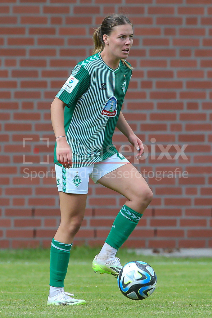 Fussball, Testspiel Frauen, Hamburger SV - SV Werder Bremen | v.li.: Juliane Wirtz (SV Werder Bremen, 28) Freisteller, Einzelbild, Ganzkörper, Aktion, Action, Spielszene