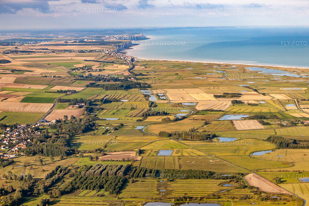 Aerial view: View of the town in Woignarue in the state Somme, France. – Photo: IMG_70986.jpg taken on 08/24/2014 by Werner Riehm/FLY-FOTO.com – Resolution of the original: 4752 x 3168 px