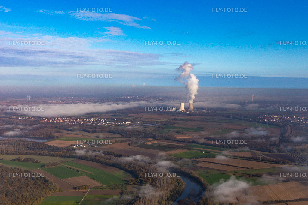 Dampfsäule über dem Kühlturm des AKW Kernkraftwerk der EnBW Kernkraft GmbH auf der Rheinschanzinsel am Rhein | Luftbild: Dampfsäule über dem Kühlturm des AKW Kernkraftwerk der EnBW Kernkraft GmbH auf der Rheinschanzinsel am Rhein in Philippsburg im Bundesland Baden-Württemberg in Deutschland. Foto: IMG_104114.jpg vom 31.10.2017 durch Werner Riehm/FLY-FOTO.de - Realisiert mit Pictrs.com