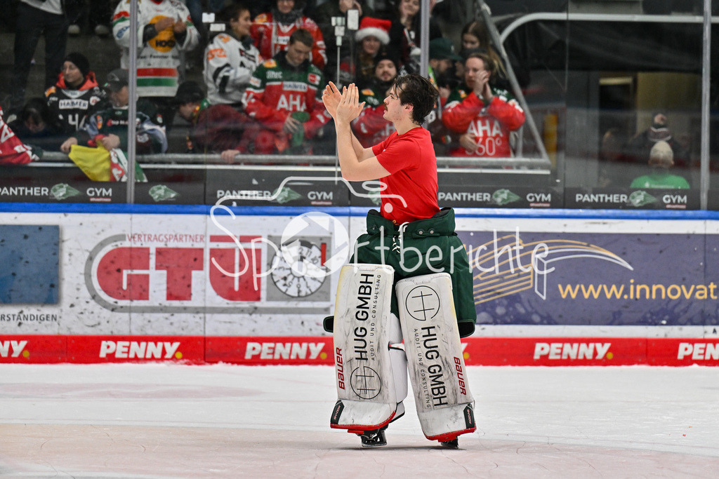 Augsburger Panther - Straubing Tigers | Die Panther feiern zusammen mit den Fans den Heimsieg gegen Straubing / DEL: Augsburger Panther - Straubing Tigers, Curt Frenzel Stadion am 29.11.2024 / Strauss MANN (Augsburger Panther #38)