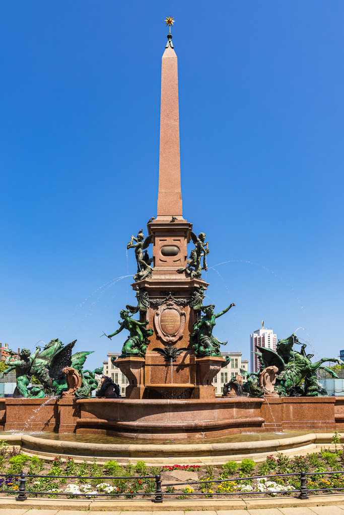Der Mendebrunnen auf dem Augustusplatz in der Stadt Leipzig | Der Mendebrunnen auf dem Augustusplatz in der Stadt Leipzig.