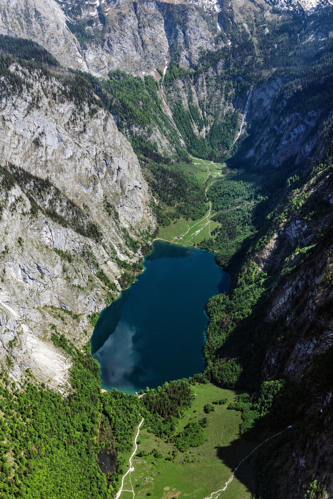 dr__0097709.jpg | SCHöNAU AM KöNIGSSEE 19.05.2022 Uferbereiche am Seegebiet des Obersee am Königsee mit dem Röthbachwasserfall in Schönau am Königssee im Bundesland Bayern, Deutschland. // Riparian areas on the lake area of Obersee on Koenigsee with dem Roethbachwasserfall in Schoenau am Koenigssee in the state Bavaria, Germany. Foto: Daniel Reiter