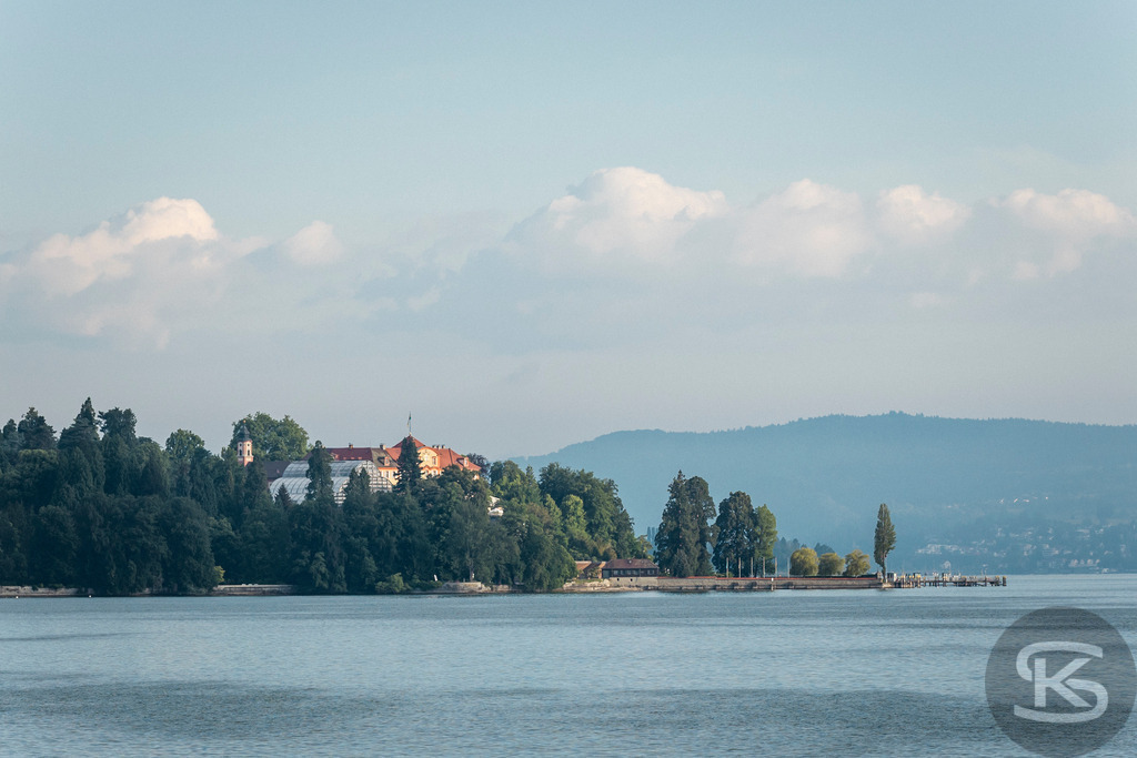 Bodenseebilder Galerie: Atemberaubende Fotos & Stimmungen | Entdecken Sie eine Sammlung stimmungsvoller Fotos vom Bodensee. Hochwertige Bilder von Sonnenauf- und -untergängen, Uferlandschaften, Booten und der Natur rund um den größten See Deutschlands. - Realisiert mit Pictrs.com
