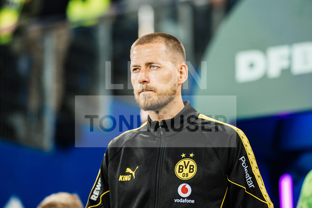 DFB-Pokal: HEBC - Borussia Dortmund, 01.09.2026 | Waldemar Anton (Borussia Dortmund, 3); Fußball, DFB-Pokal, 1. Runde: HEBC vs. Borussia Dortmund am 01.09.2026 im Volksparkstadion, HamburgDFB REGULATIONS PROHIBIT ANY USE OF PHOTOGRAPHS AS IMAGE SEQUENCES AND/OR QUASI-VIDEO. - Realisiert mit Pictrs.com