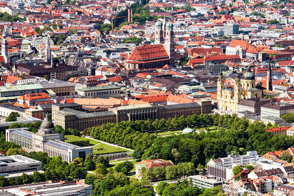 dr__0027385.jpg | MüNCHEN 24.05.2019 Feldherrnhalle und Theatinerkirche im Vordergrund die Residenz und der Hofgarten, im Hintergrund die Frauenkirche am Odeonsplatz in der Maxvorstadt in München im Bundesland Bayern. Die Feldherrnhalle ist eine klassizistische Loggia im Vordergrund die Residenz und der Hofgarten, im Hintergrund die FrauenKirche am südlichen Ende des Odeonsplatzes. Daneben steht die katholische Stiftskirche St. Kajetan des Theatinerordens. Sie war Hofkirche und ist mit ihren beiden Türmen im italienischen Spätbarock Teil des Ensembles im Vordergrund die Residenz und der Hofgarten, im Hintergrund die FrauenKirche am Odeonsplatz und dim Vordergrund die Residenz und der Hofgarten, im Hintergrund die FrauenKirche amit Wahrzeichen und Touristenmagnet in der Stadt. // Feldherrnhalle and Theatine Church of St. Cajetan on the square Odeonsplatz in the Maxvorstadt part of Munich in the state of Bavaria. The Feldherrnhalle ( "Field Marshals' Hall") is a monumental loggia on the southern edge of the square. Next to it is the catholic church, a former court and royal church of the Theatine Order. With its two towers in the italian late baroque style, it is part of the Odeon's Square complex of buildings and landmarks. Foto: Daniel Reiter