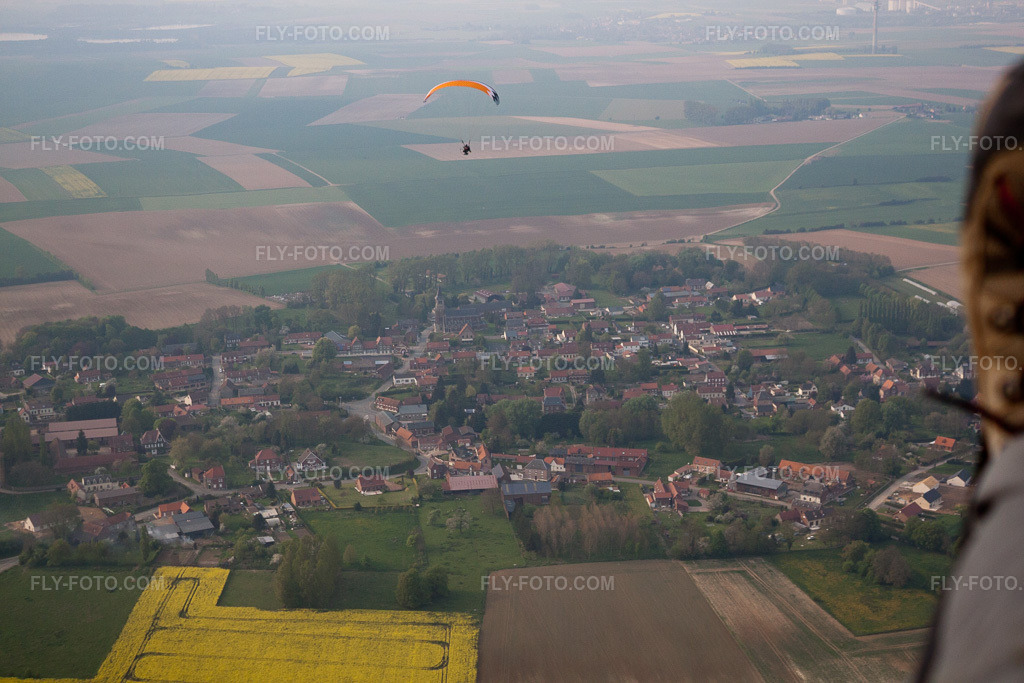 Aerial view: View of the town in Courcelles-le-Comte in the state Pas de Calais, France. – Photo: IMG_40077.jpg taken on 04/17/2011 by Werner Riehm/FLY-FOTO.com – Resolution of the original: 4752 x 3168 px