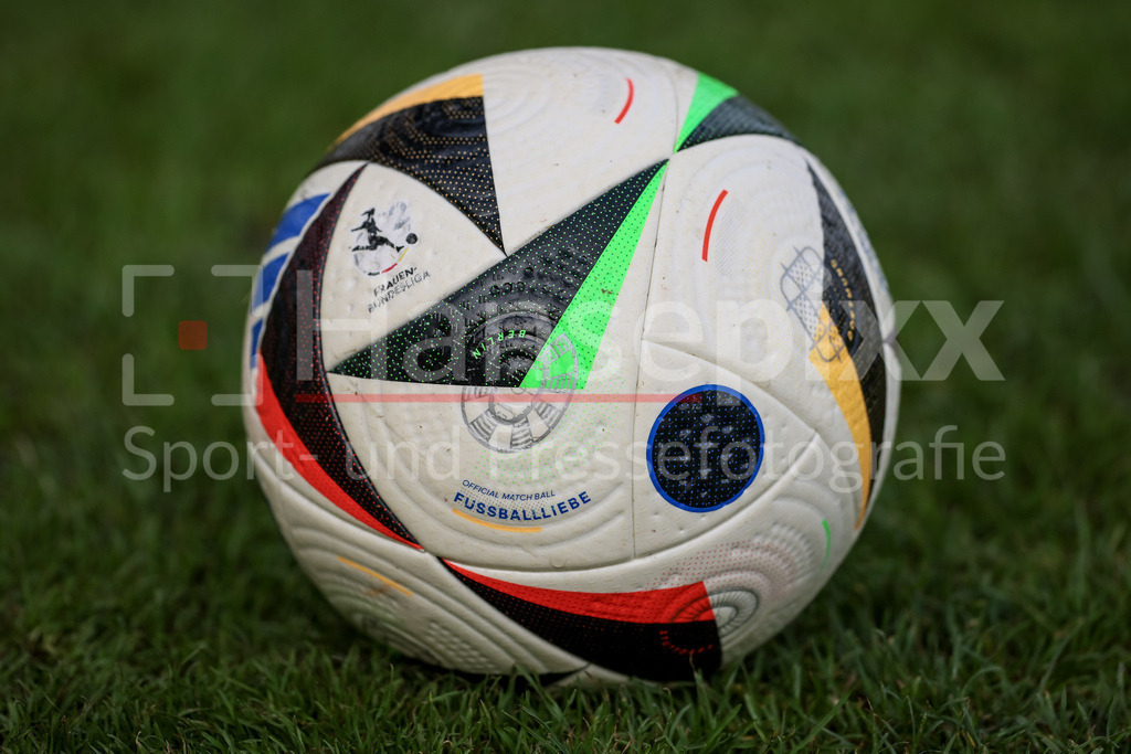 Fussball, 2. Frauen-Bundesliga, SV Meppen - FSV Gütersloh 2009 | v.li.: Der Spielball liegt auf dem Spielfeld, Rasen, Gras, Boden, 2. Frauen-Bundesliga, adidas, Fussballliebe, Fußballliebe, Pro, Precisionshell, Speedshell, Symbolfoto, Symbol, Symbolbild Fussball, Fußball, Ball, Offizieller Ball, Offizieller Spielball, Offical Match Ball, Offical Matchball, DIE DFB-RICHTLINIEN UNTERSAGEN JEGLICHE NUTZUNG VON FOTOS ALS SEQUENZBILDER UND/ODER VIDEOÄHNLICHE FOTOSTRECKEN. DFB REGULATIONS PROHIBIT ANY USE OF PHOTOGRAPHS AS IMAGE SEQUENCES AND/OR QUASI-VIDEO.