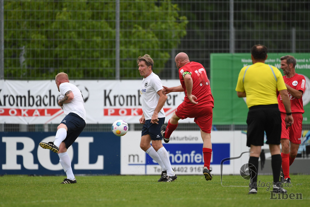 SV Brake Ü40-BW Bümmerstede (Ü40) | Kreispokal Finale Jade-Weser-Hunte Ü40; SV Brake Ü40 (rot)-BW Bümmerstede Ü40 (weiß) am 15.06.2025 in Rastede (Sportanlage Köttersweg), Photo: Philip Eiben 2025 - Realisiert mit Pictrs.com