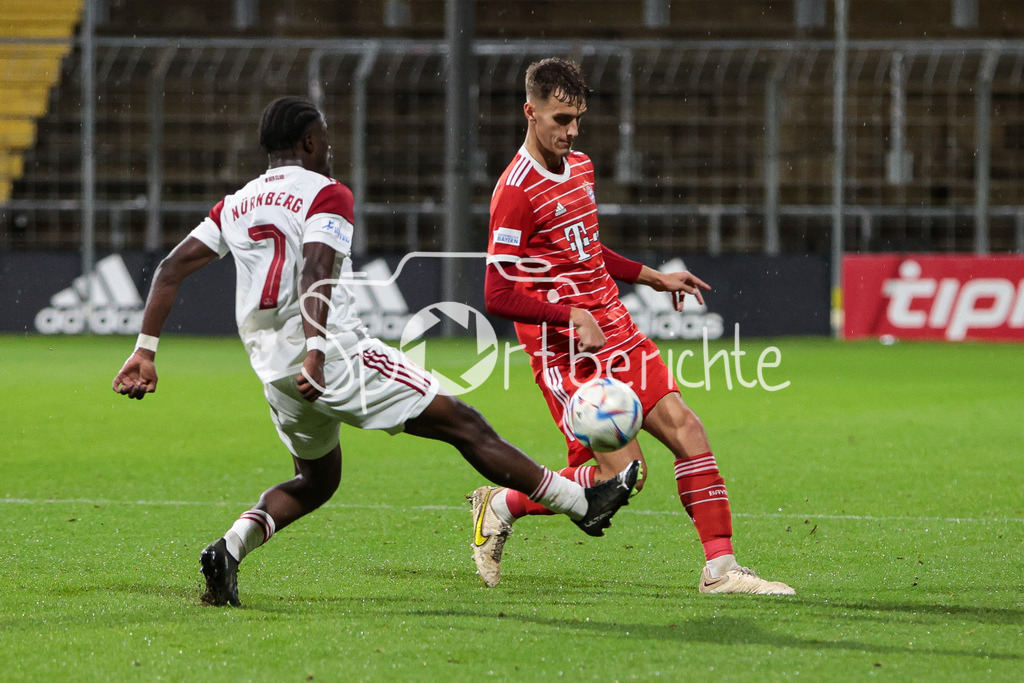 FC Bayern Amateure - 1. FC Nuernberg II | Pedro Narcios MUTEBA (FCN #7) im Duell mit Justian JANITZEK (FCB #5)