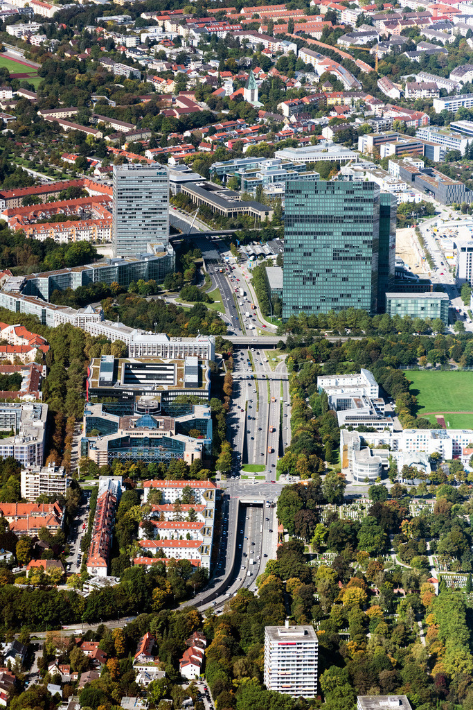 dr__0092931.jpg | MüNCHEN 01.10.2021 Hochhaus- Gebäudekomplex " HighLight Towers " an der Ecke Mies-van-der-Rohe- und Walter-Gropius-Straße im Ortsteil Schwabing-Freimann in München im Bundesland Bayern, Deutschland. Weiterführende Informationen bei: Aareal Bank AG,  Commerz Real AG,  Design Offices München Highlight Towers,  Deutsche FOAMGLAS GmbH,  JAHN ARCHITECTURE, Inc.,  KanAm International GmbH,  STRABAG AG. // High-rise building complex " HighLight Towers " on corner Mies-van-der-Rohe- und Walter-Gropius-Strasse in the district Schwabing-Freimann in Munich in the state Bavaria, Germany. Further information at: Aareal Bank AG,  Commerz Real AG,  Design Offices Muenchen Highlight Towers,  Deutsche FOAMGLAS GmbH,  JAHN ARCHITECTURE, Inc.,  KanAm International GmbH,  STRABAG AG. Foto: Daniel Reiter