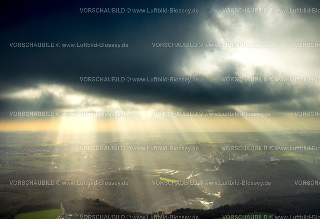 Velbert251201119 | , Luftbild, dunkle Wolken und dramatisches Wetter mit Sonnenstrahlen im Gegenlicht über der Landschaft am Kalksteinbruch Rützkausen, Halde Grube Josephine, Velbert, Bergisches Land, Nordrhein-Westfalen, Deutschland