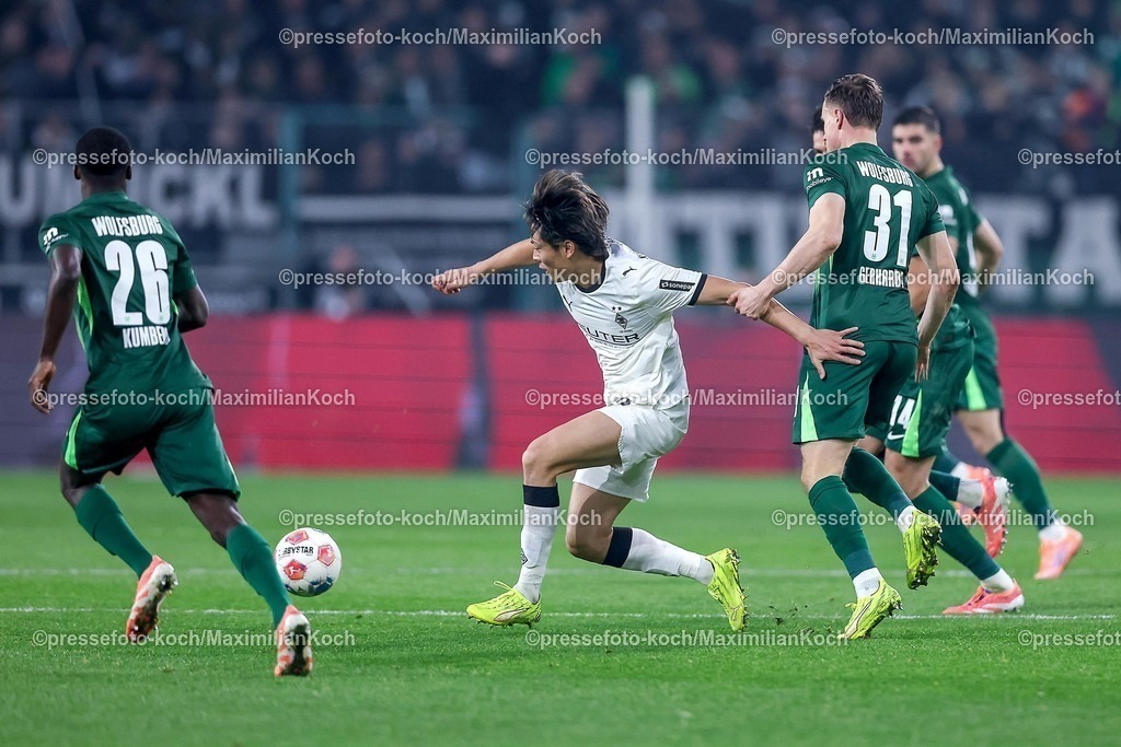 BMG13122501057 | 13.12.2025, Fußball, Borussia Mönchengladbach - VfL Wolfsburg, 1. Fußball Bundesliga, 14.Spieltag, Borussia-Park, Saison 2025 2026: Shuto Machino&nbsp;(Borussia Mönchengladbach #18) wird von Yannick Gerhardt&nbsp;(VfL Wolfsburg #31) festgehalten  DFB regulations prohibit any use of photographs as image sequences and or quasi-video.