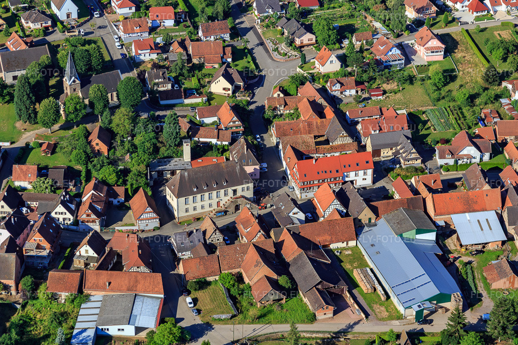 Vue aérienne: Rue Neuve à Steinseltz dans le département Bas Rhin, France – .Photo: IMG_083000.jpg prise le 26/06/2015 par Werner Riehm/FLY-FOTO.eu – Résolution de l'original: 4849 x 3233 px