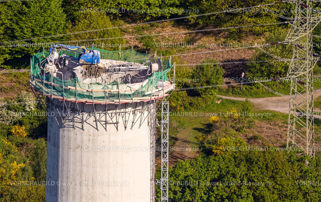Herdecke240503165 | Luftbild, Bagger auf der Spitze des Cuno Schornstein, Sehenswürdigkeit, Herdecke, Ruhrgebiet, Nordrhein-Westfalen, Deutschland