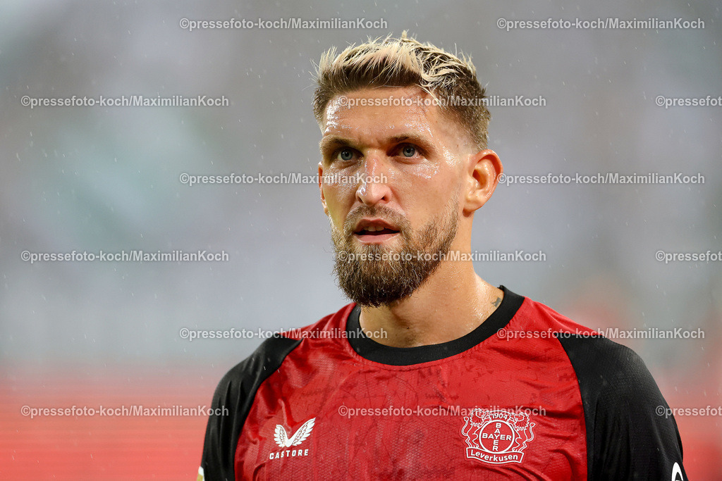 DMG23082402187 | 23.08.2024, 1. Fußball Bundesliga, Borussia Mönchengladbach - Bayer 04 Leverkusen, Borussia-Park, Auftaktspiel Saison 2024 2025: Robert Andrich (Bayer 04 Leverkusen #8)DFB regulations prohibit any use of photographs as image sequences and or quasi-video.