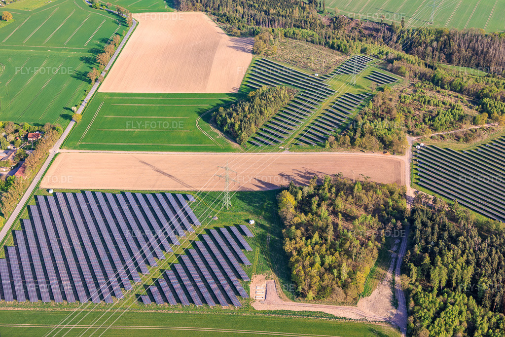Luftbild: Große Freiflächen PV-Anlage an der Gamse in Gertewitz im Bundesland Thüringen in Deutschland. – Foto: IMG_155369.jpg vom 02.05.2026 durch Werner Riehm/FLY-FOTO.de – Auflösung des Originals: 6000 x 4000 px