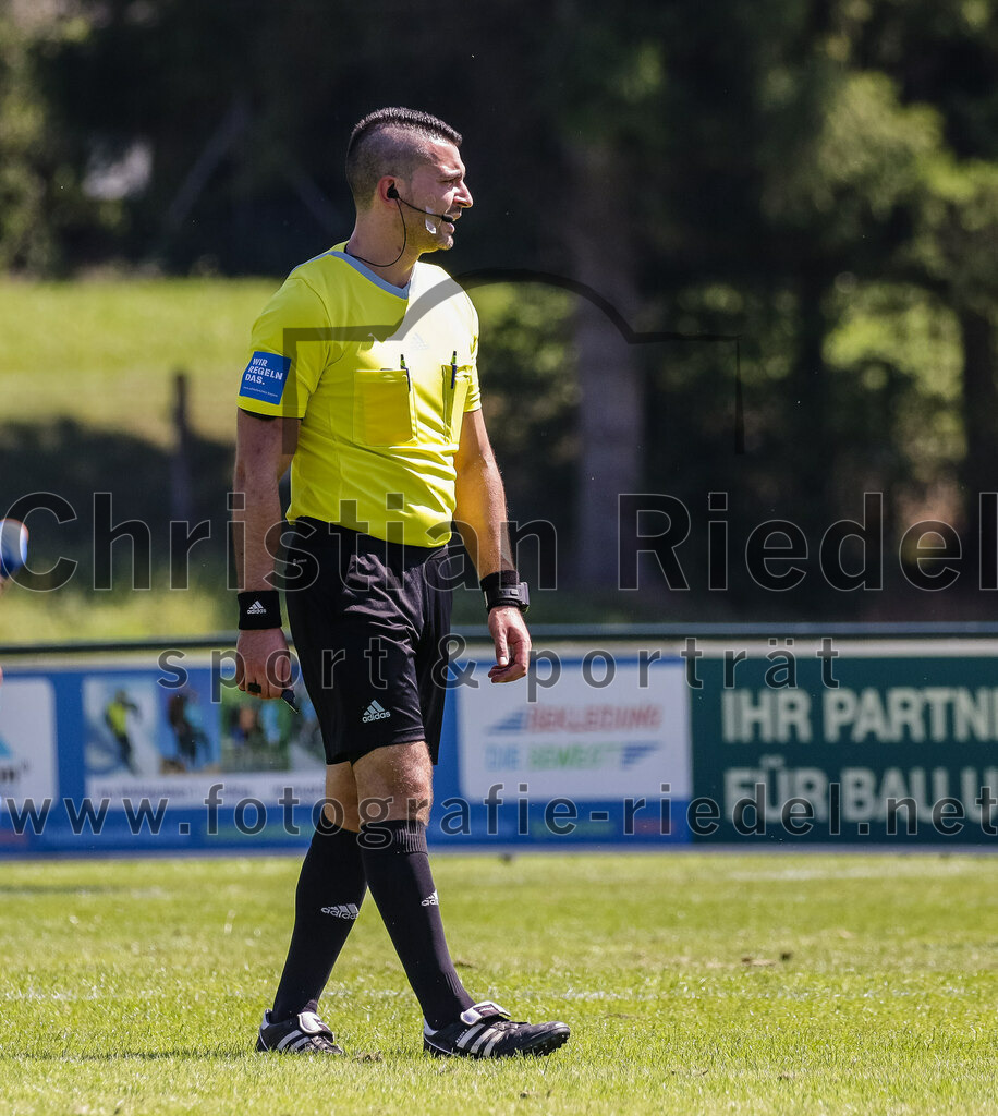 2023-08-12_040_FC_Langengeisling_gegen_ESV_Freilassing | Erding, Deutschland, 12.08.2023:
Fußball, Bezirksliga Oberbayern Ost 2023 / 2024, 4. Spieltag, FC Langengeisling gegen ESV Freilassing, Endergebnis: 2:1

Schiedsrichter Vincenzo Amoro

Foto: Christian Riedel / fotografie-riedel.net