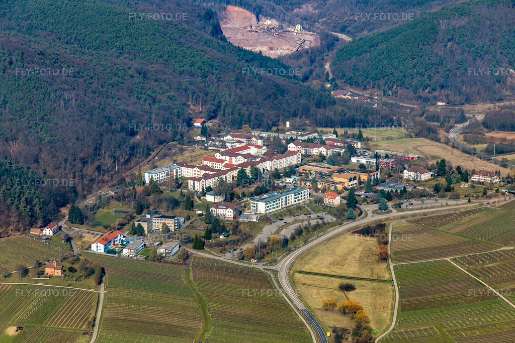 Luftbild: Pfalzklinik in Klingenmünster im Bundesland Rheinland-Pfalz in Deutschland. Foto: IMG_096983.jpg vom 25.02.2017 durch Werner Riehm/FLY-FOTO.deAuflösung des Originals: 5472 x 3648 px