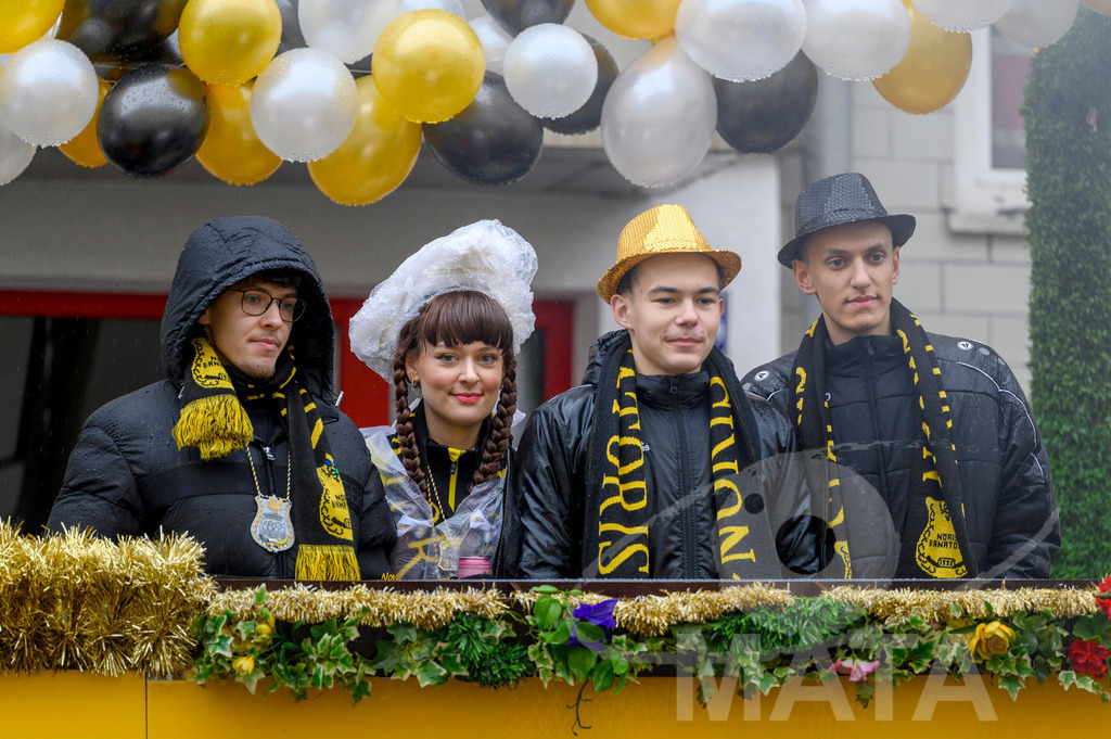 _DWA2239 | Trotz Nieselregen schlängelte sich der „Gaudiwurm“ am Sonntag durch die Nürnberger Innenstadt an tausenden Faschingsfans vorbei.  Nürnberg, 11.02.2024 - Realisiert mit Pictrs.com