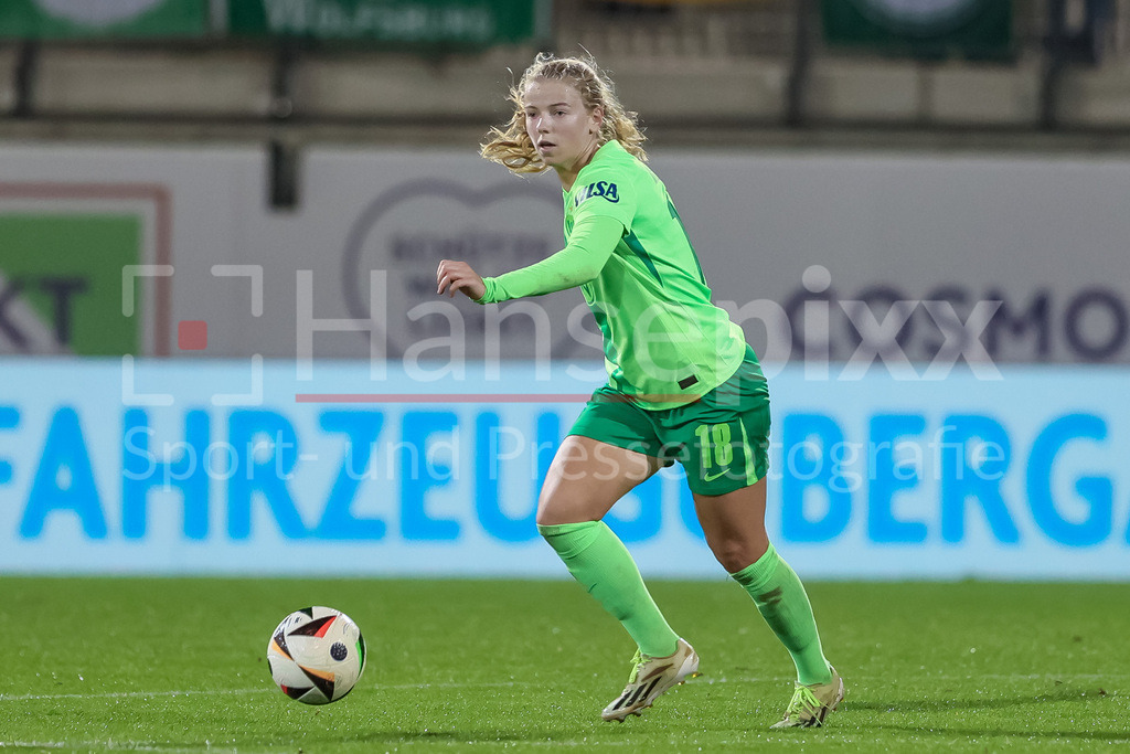 Fussball, UEFA Womens Champions League, VfL Wolfsburg - AC Florenz | v.li.: Justine Kielland (VfL Wolfsburg, 18) am Ball, Freisteller, Einzelbild, Ganzkörper, Aktion, Action, Spielszene