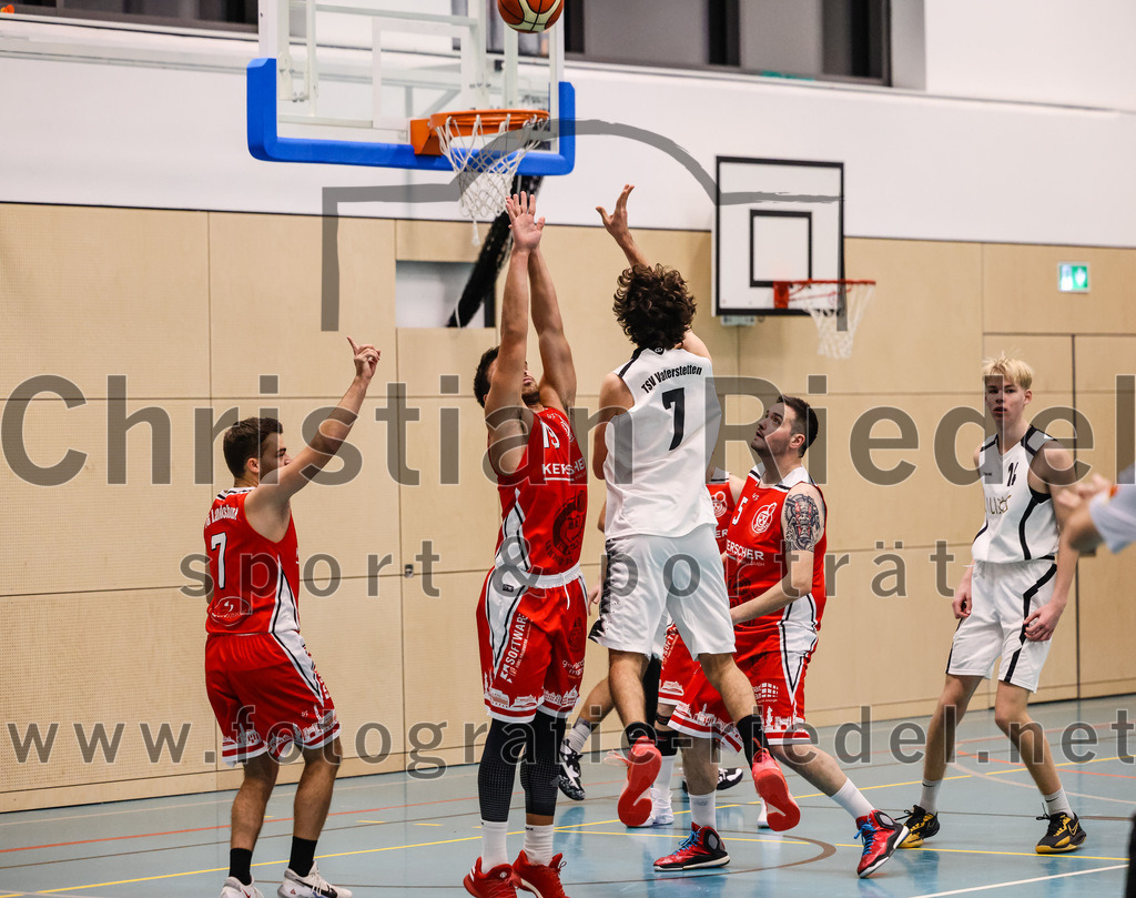 2022-12-03_074_TSV_Vaterstetten_gegen_TG_Landshut | Vaterstetten, Deutschland, 03.12.2022:
Basketball, Bayernliga Herren Südost 2022 / 2023, 7. Spieltag, TSV Vaterstetten gegen TG Landshut, Endergebnis: 71:78

Stefan Englberger (TG Landshut, #7),  (TG Landshut, #19), Luca Maurice Kohll (TSV Vaterstetten, #7), Paul Ruja (TG Landshut, #5), D. Wolf (TSV Vaterstetten, #14)

Foto: Christian Riedel / fotografie-riedel.net